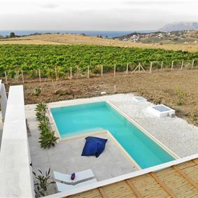 2 bedroom villa with infinity pool, near Alcamo, sleeps 4-5